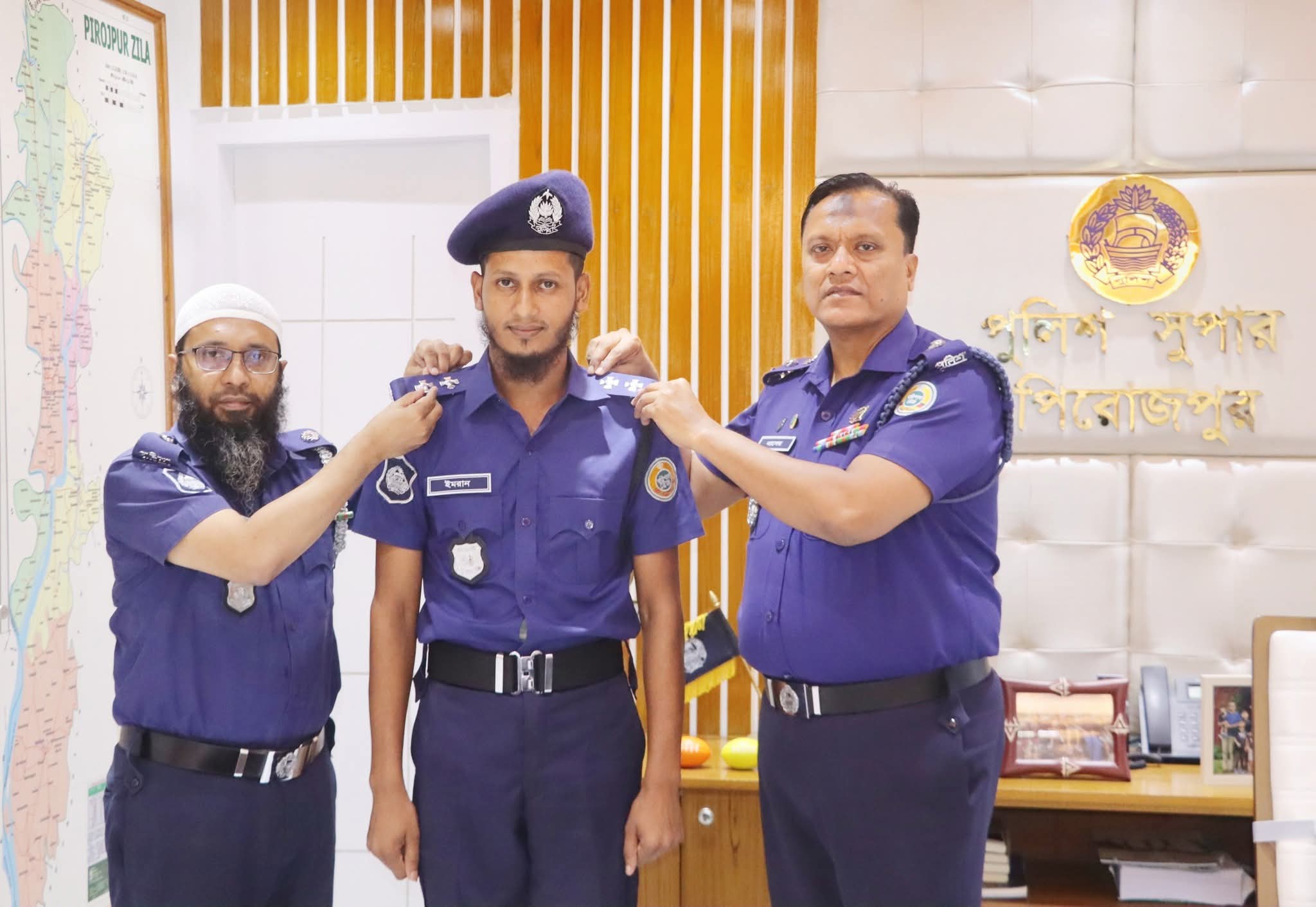 পুলিশ সুপার, পিরোজপুর কর্তৃক র‍্যাংক ব্যাজ পরিধান।