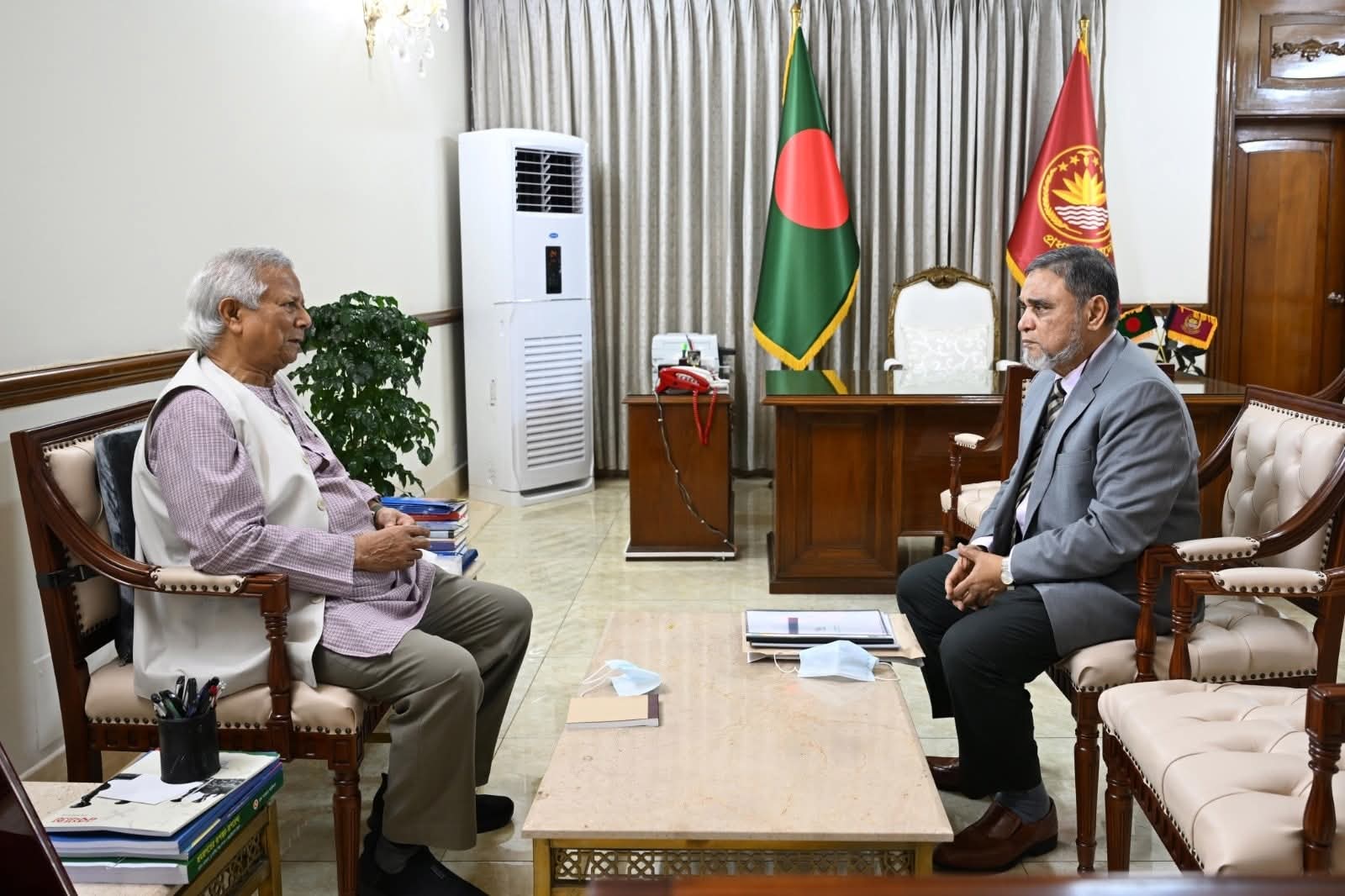 প্রধান উপদেষ্টার সঙ্গে সৌজন্যে সাক্ষাৎ করেছেন প্রধান নির্বাচন কমিশনার (সিইসি)