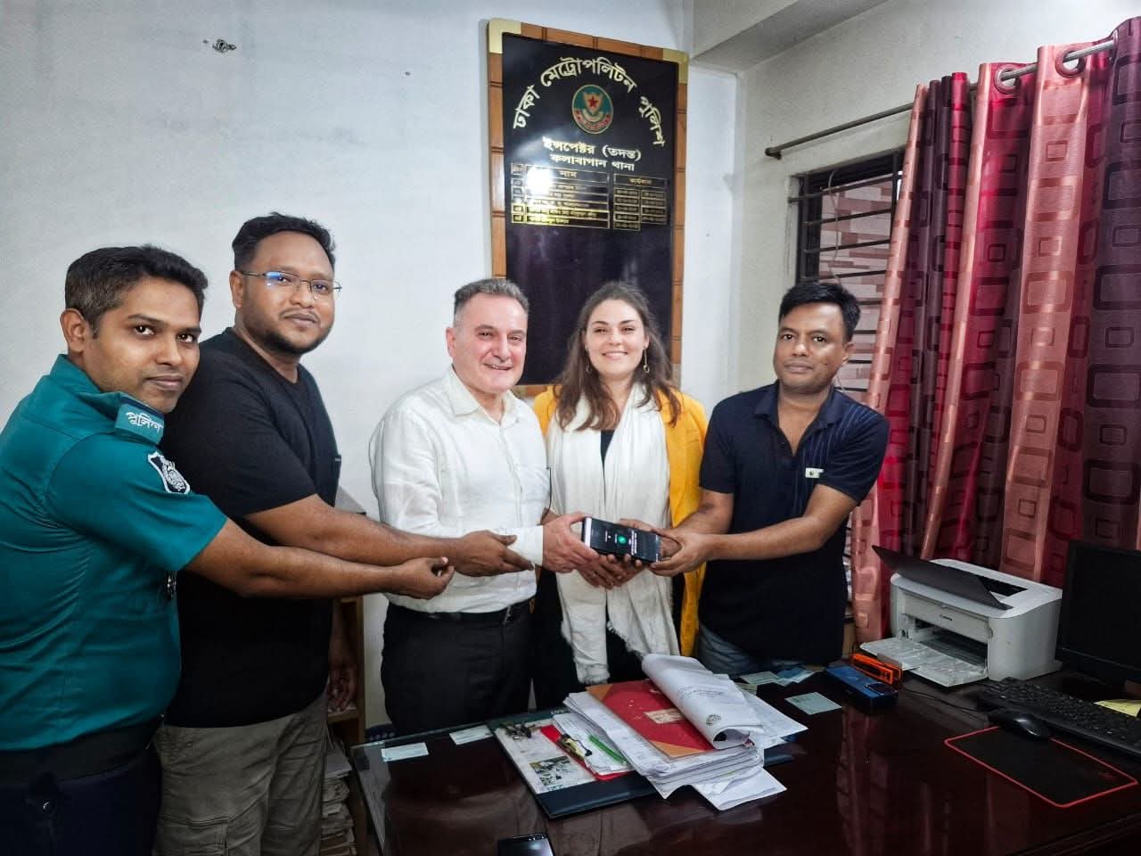 কলাবাগান থানা পুলিশের দ্রুত পদক্ষেপে ইতালীয় নাগরিকের হারানো মোবাইল উদ্ধার