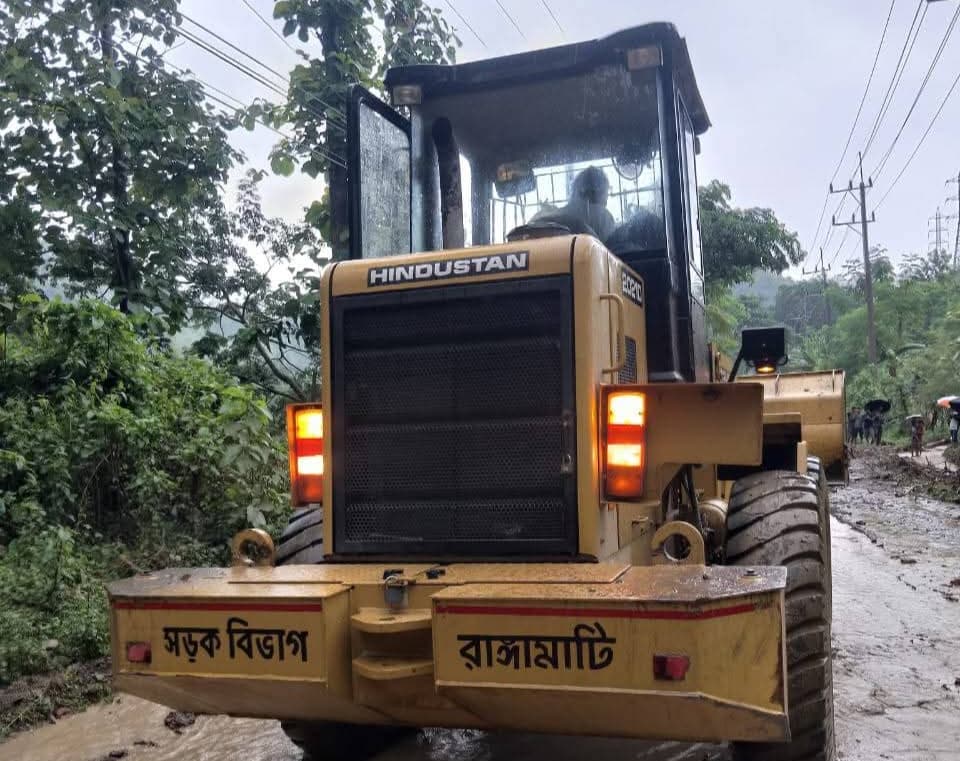 রাঙামাটি -চট্টগ্রাম সড়কের বিভিন্ন স্থানে পাহাড় ধ্বস