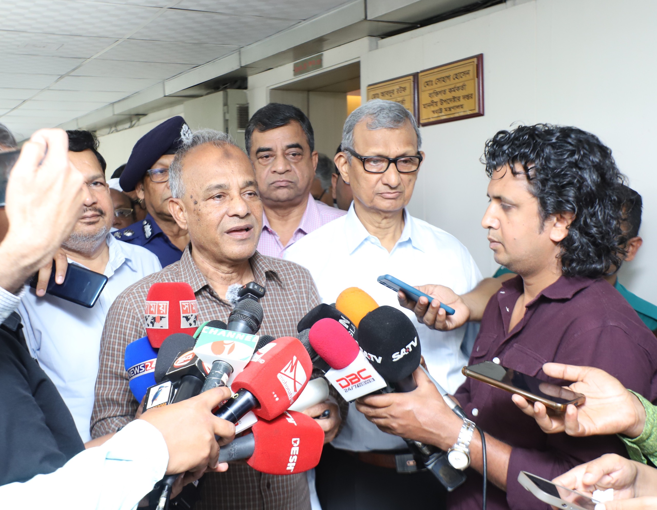 ঈদ যাত্রা নিরাপদ ও নির্বিঘ্ন করতে পদক্ষেপ নেয়া হয়েছে- স্বরাষ্ট্র উপদেষ্টা