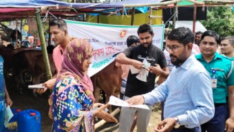 কোরবানির পশুর বর্জ্য ব্যবস্থাপনায় গরুর হাটে মোবাইল কোর্ট পরিচালনা