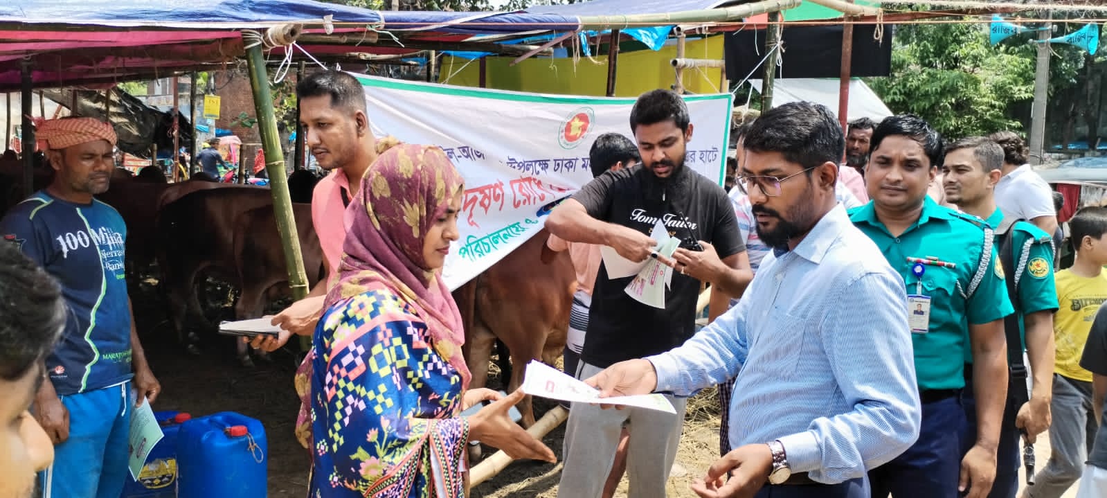 কোরবানির পশুর বর্জ্য ব্যবস্থাপনায় গরুর হাটে মোবাইল কোর্ট পরিচালনা