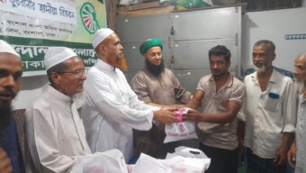 বংশাল থানায় পীর সাহেব চরমোনাইরপক্ষ থেকে কোরবানী গোশত বিতরণ