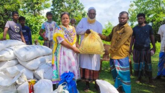 দুর্গম পাহাড়ে মানবতার হাত: প্রশিক্ষণ টিলা বাঙালী পাড়ায় খাদ্য সহায়তা পৌঁছালো উপজেলা প্রশাসন