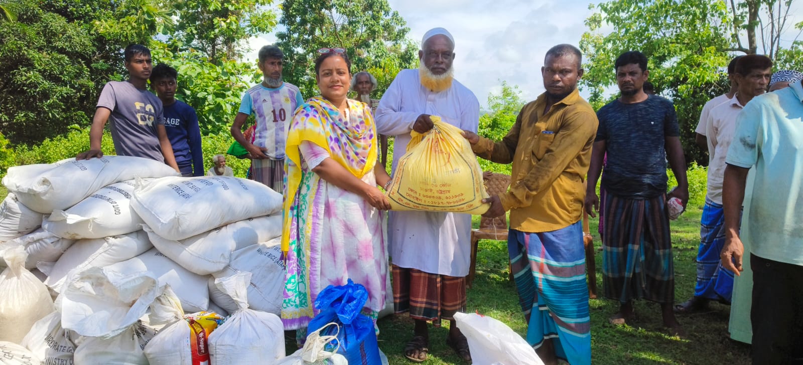 দুর্গম পাহাড়ে মানবতার হাত: প্রশিক্ষণ টিলা বাঙালী পাড়ায় খাদ্য সহায়তা পৌঁছালো উপজেলা প্রশাসন