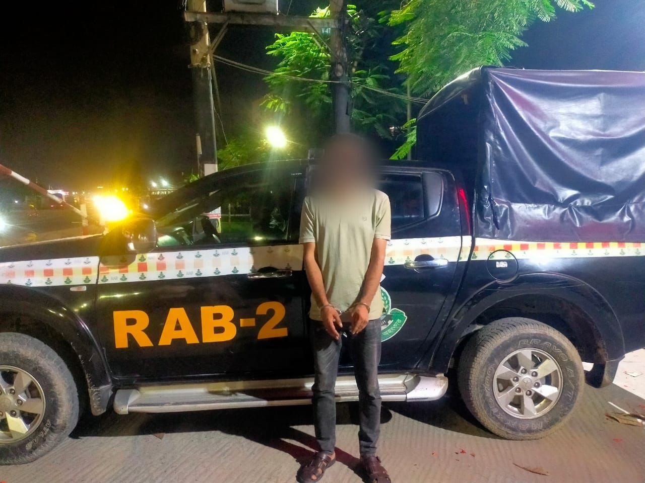 রাজধানীর মোহাম্মদপুর থানা এলাকা থেকে মঞ্জু হত্যা মামলার পলাতক প্রধান আসামি মোঃ হাসান আলী টুমন কে গ্রেপ্তার করেছে র‌্যাব-০২