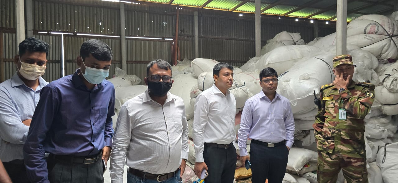 পলিথিন উৎপাদনের বিরুদ্ধে কঠোর অবস্থানে সরকার: