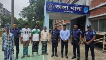 আড়িয়াল খাঁ নদে যৌথবাহিনীর অভিযান, ৬ ড্রেজার জব্দ: আটক -৩