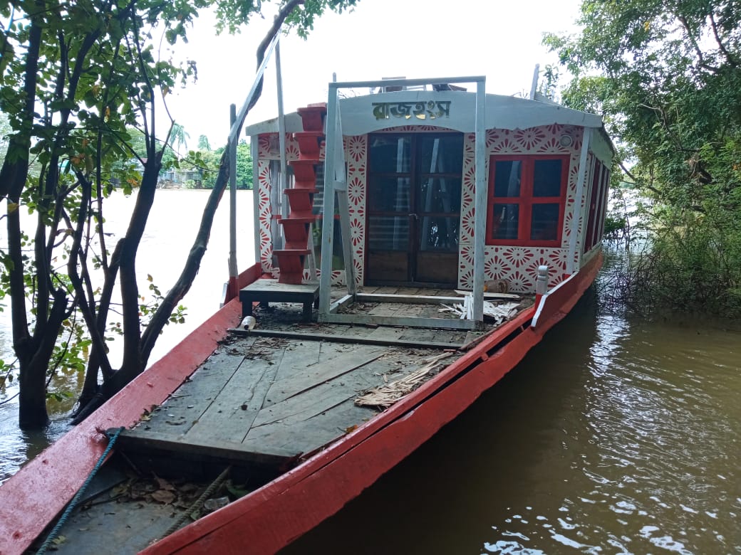 টাঙ্গুয়ার হাওরে হাউসবোট ‘রাজহংস’ দখলের অভিযোগ বিএনপি নেতার বিরুদ্ধে