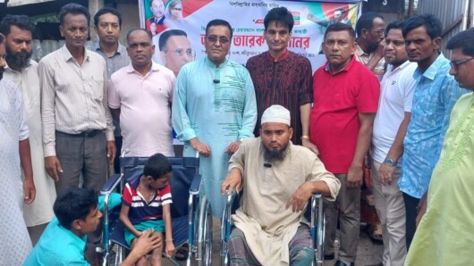 সিরাজগঞ্জের সলঙ্গায় প্রতিবন্ধীদের মাঝে হুইল চেয়ার বিতরণ করলেন ডিআইজি খান সাঈদ