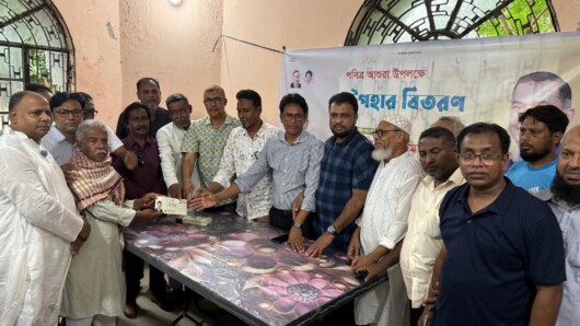 পবিত্র আশুরা উপলক্ষে আলহাজ্ব রকিবুল ইসলাম বকুলের পক্ষ থেকে উপহার বিতরণ