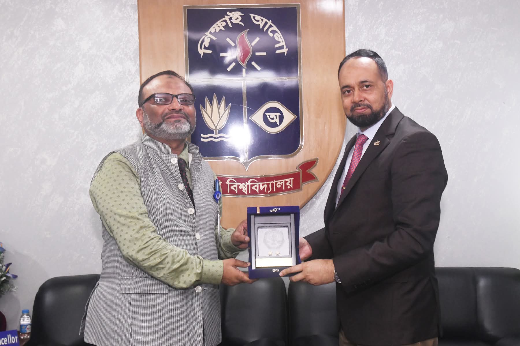 প্রতিরক্ষা সচিবের ছবি ও দাপ্তরিক পরিচয় ব্যবহার করে প্রতারণা সম্পর্কে সতর্কীকরণ