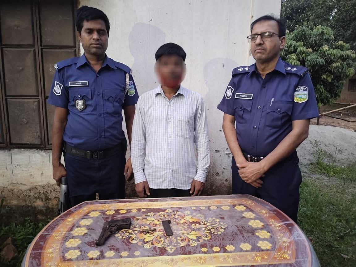 চট্টগ্রাম ও ময়মনসিংহে পৃথক অভিযানে অবৈধ আগ্নেয়াস্ত্র ও দেশীয় অস্ত্র উদ্ধার: গ্রেফতার ৩