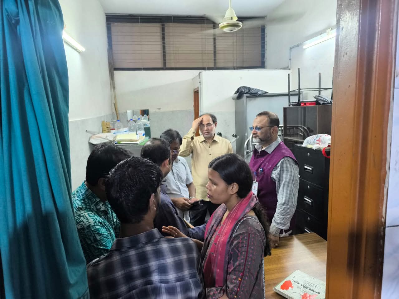 জগন্নাথ হলের মৃত শিক্ষার্থীকে দেখতে ঢাকা মেডিকেল কলেজ হাসপাতালে ঢাবি উপাচার্য