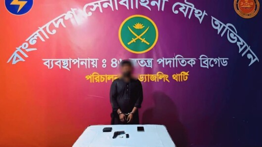 রাজধানীর কলাবাগান এলাকা থেকে অবৈধ অস্ত্রসহ তালিকাভুক্ত সন্ত্রাসী গ্রেফতার