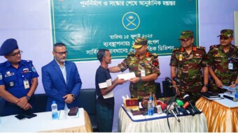 যশোরে অগ্নিকাণ্ডে ক্ষতিগ্রস্ত পরিবারকে সেনাবাহিনীর সহায়তা