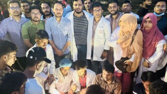 মাইলস্টোনে প্রশিক্ষণ বিমান দূর্ঘটনায় জাতীয় বার্ণ ইনস্টিউটের সামনে স্বেচ্ছাসেবক দলের ফ্রী ব্লাড গ্রুপিং ও ব্লাড কালেকশন