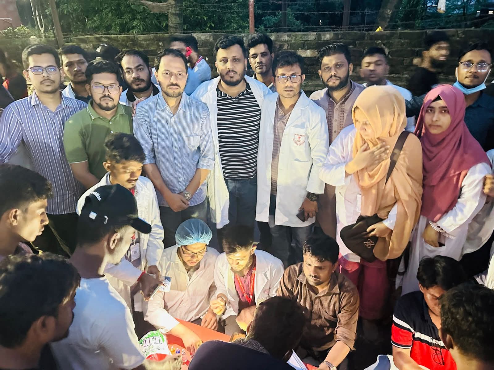 মাইলস্টোনে প্রশিক্ষণ বিমান দূর্ঘটনায় জাতীয় বার্ণ ইনস্টিউটের সামনে স্বেচ্ছাসেবক দলের ফ্রী ব্লাড গ্রুপিং ও ব্লাড কালেকশন