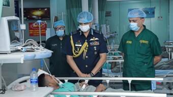 বিমান বিধ্বস্তের ঘটনায় আহতদের চিকিৎসা ব্যবস্থা পর্যবেক্ষণের উদ্দেশ্যে বিমান বাহিনী প্রধান এর বার্ন ইনস্টিটিউট ও সম্মিলিত সামরিক হাসপাতাল (সিএমএইচ), ঢাকা পরিদর্শন