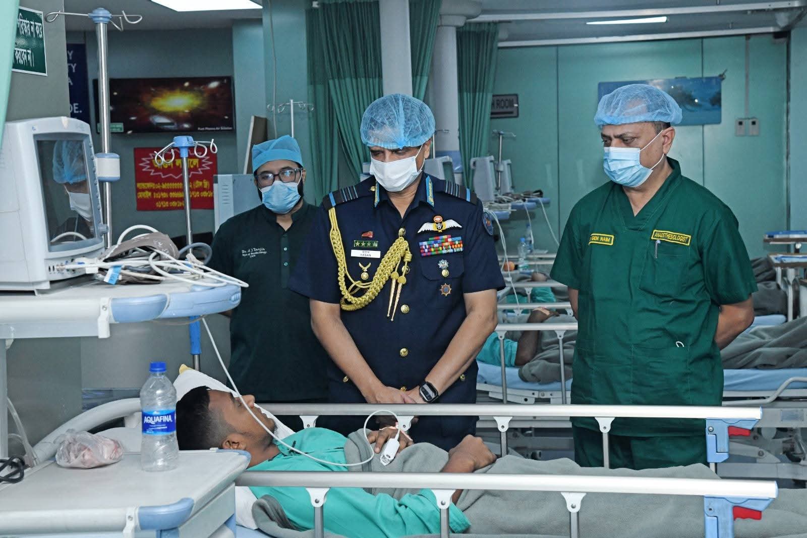 বিমান বিধ্বস্তের ঘটনায় আহতদের চিকিৎসা ব্যবস্থা পর্যবেক্ষণের উদ্দেশ্যে বিমান বাহিনী প্রধান এর বার্ন ইনস্টিটিউট ও সম্মিলিত সামরিক হাসপাতাল (সিএমএইচ), ঢাকা পরিদর্শন