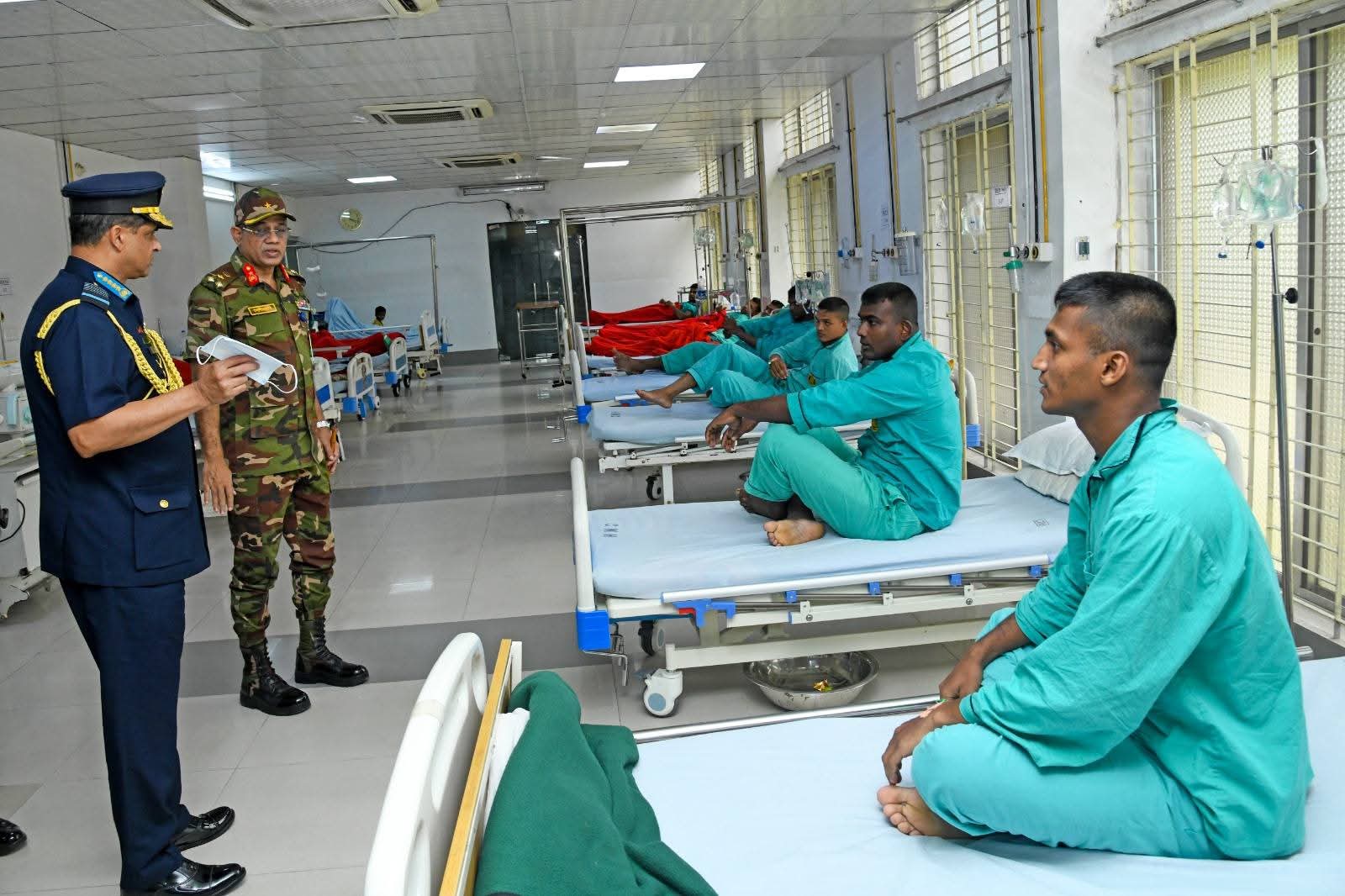 বিমান বিধ্বস্তের ঘটনায় তুরস্ক সফর বাতিল করে দেশে ফিরে বিমান বাহিনী প্রধান কর্তৃকআহতদের দেখতে সিএমএইচ এবং বার্ণ ও প্লাস্টিক সার্জারি ইন্সটিটিউট পরিদর্শন