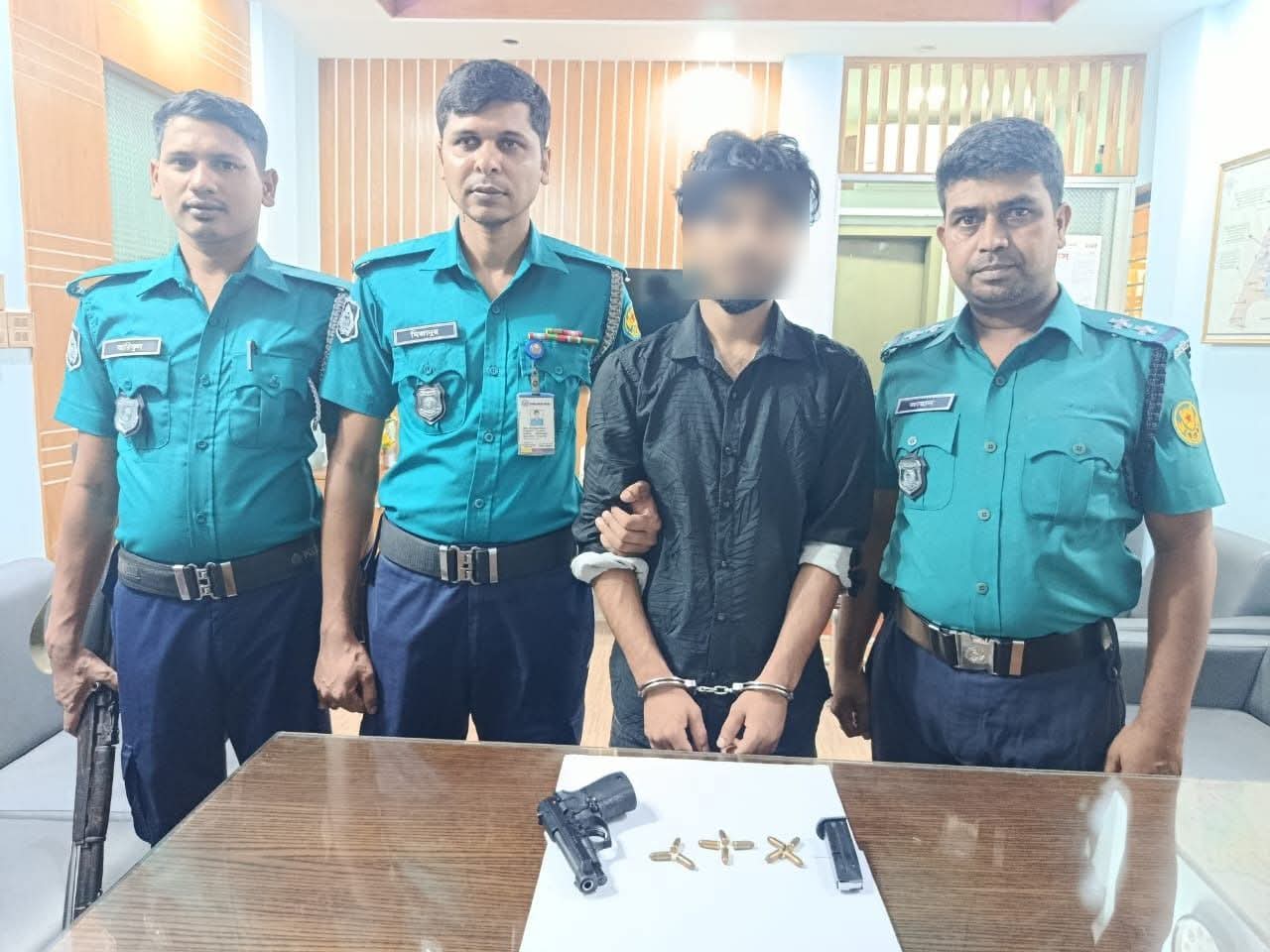 রামপুরায় লাইসেন্সকৃত অস্ত্র ছিনতাই মামলার আসামি গ্রেফতার; ছিনতাইকৃত আগ্নেয়াস্ত্র ও ১১ রাউন্ড গুলি উদ্ধার