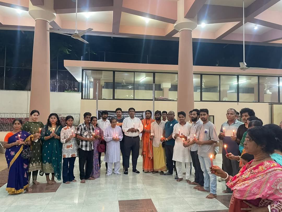 মাইলস্টোন স্কুল এন্ড কলেজে বিমান বাহিনীর প্রশিক্ষণ বিমান দুর্ঘটনায় নিহতদের স্মরণে ঢাকেশ্বরী মন্দিরের বিশেষ প্রার্থনা