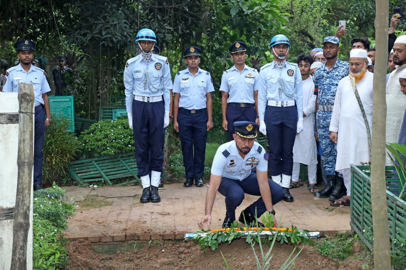 বাংলাদেশ বিমান বাহিনীর পক্ষ থেকে মাইলস্টোন স্কুল অ্যান্ড কলেজের শিক্ষার্থী জারিফ ফারহান এর সমাধিতে পুষ্পস্তবক অর্পণ
