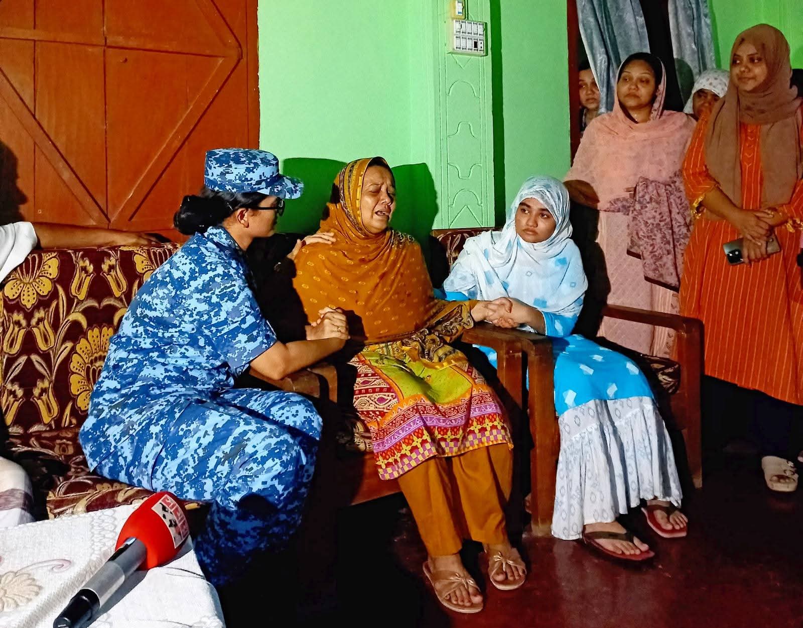 বাংলাদেশ বিমান বাহিনীর পক্ষ থেকে মাইলস্টোন স্কুল অ্যান্ড কলেজের শিক্ষার্থী মোঃ সামিউল করিম এর সমাধিতে পুষ্পস্তবক অর্পণ