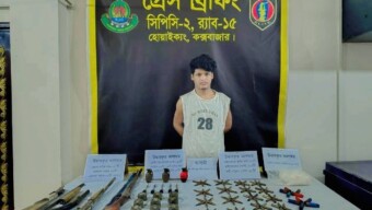 হত্যাসহ ২১টি মামলার আসামি কক্সবাজার জেলার শীর্ষ সন্ত্রাসী শফি ডাকাত’কে বিপুল পরিমাণ অস্ত্র-গোলাবারুদ ও গ্রেনেডসহ গ্রেফতার করেছে র‌্যাব-১৫