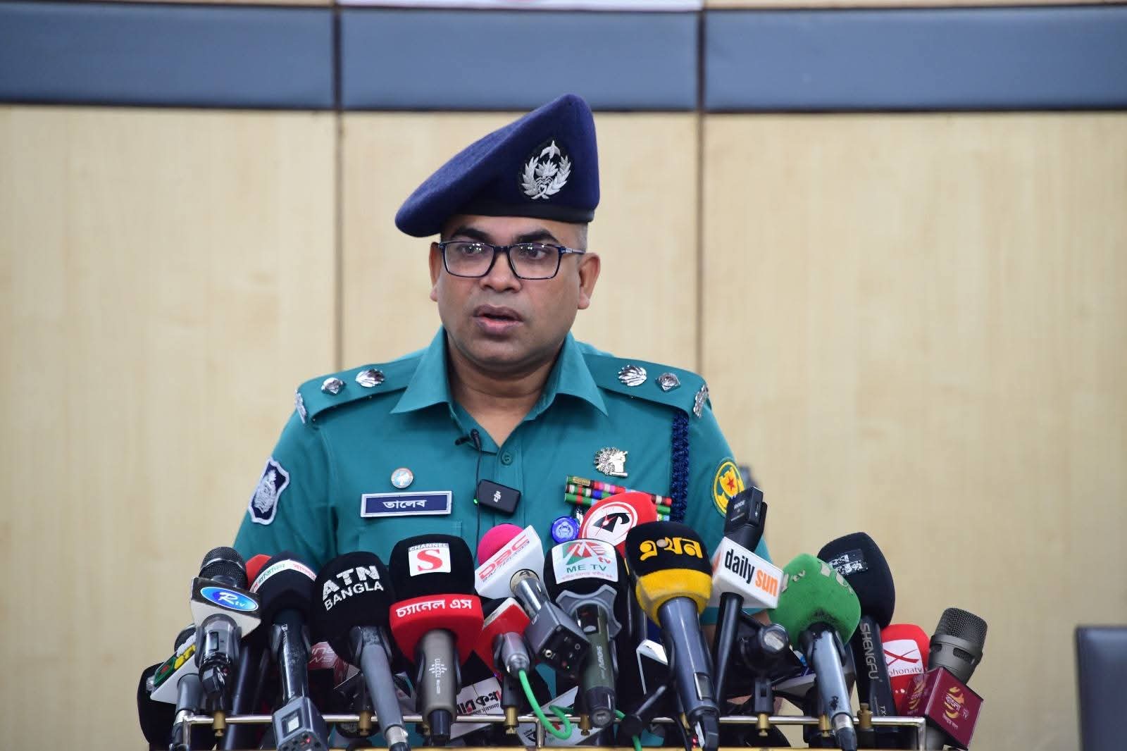 জননিরাপত্তায় গত ২৪ ঘন্টায় ডিএমপি কর্তৃক ৪৭১টি টহল টিম ও ৬৬টি চেকপোস্ট পরিচালনা; গ্রেফতার ১৮৬, মামলা ৩৩