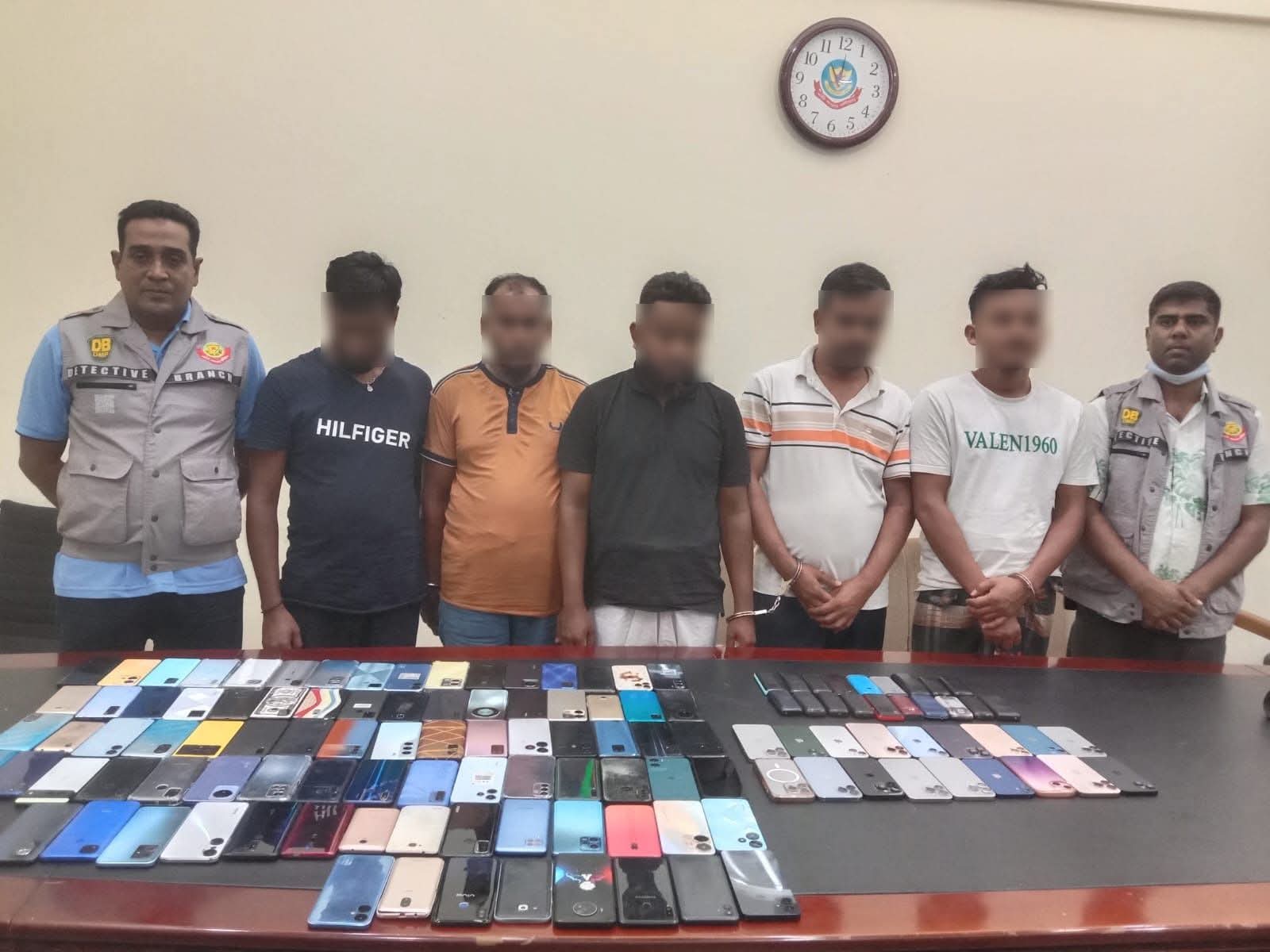 ১২৩টি চোরাই মোবাইল ফোন উদ্ধারসহ চোরাকারবারি চক্রের পাঁচ সদস্যকে গ্রেফতার করেছে ডিবি-ওয়ারী