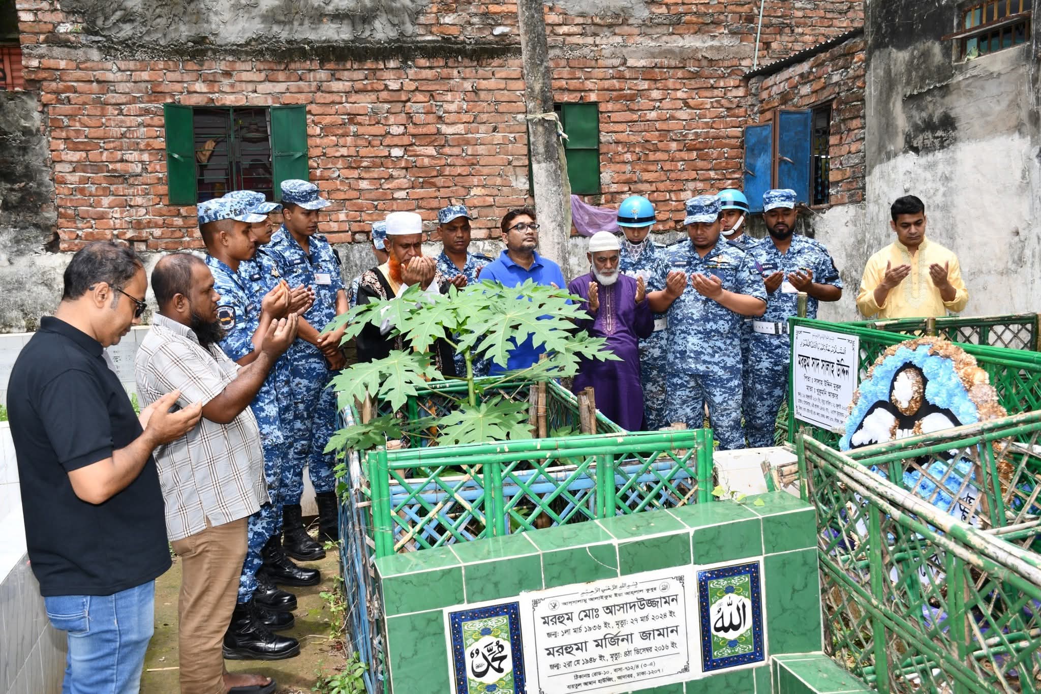 বাংলাদেশ বিমান বাহিনীর প্রতিনিধি দল কর্তৃক সাম্প্রতিক দুর্ঘটনায় নিহতদের সমাধিতে পুষ্পস্তবক অর্পণ ও পরিবারের সদস্যদের সাথে সাক্ষাৎ