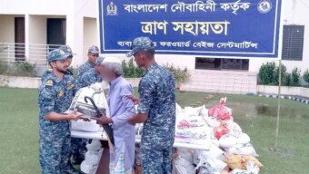 সেন্টমার্টিনে অসহায় ও কর্মহীন মানুষের মাঝে নৌবাহিনীর ত্রাণ বিতরণ