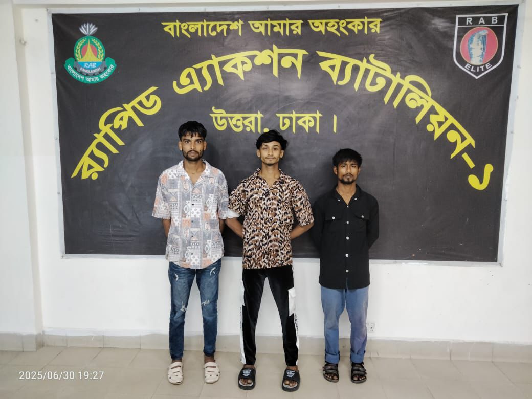 অভিনব কায়দায় বিক্রয়কালে ০৮ কেজি গাঁজাসহ ০৩ জন মাদক ব্যবসায়ীকে টঙ্গী পূর্ব থানা এলাকা থেকে গ্রেফতার করেছে র‍্যাব-১