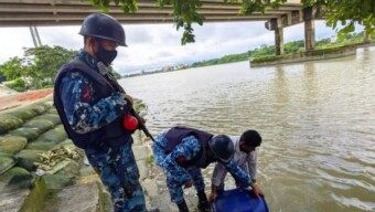 কোস্টগার্ডের অভিযানে পটুয়াখালীর টেংরাখালীতে বিপুল পরিমাণ অবৈধ চিংড়ি রেণু জব্দ