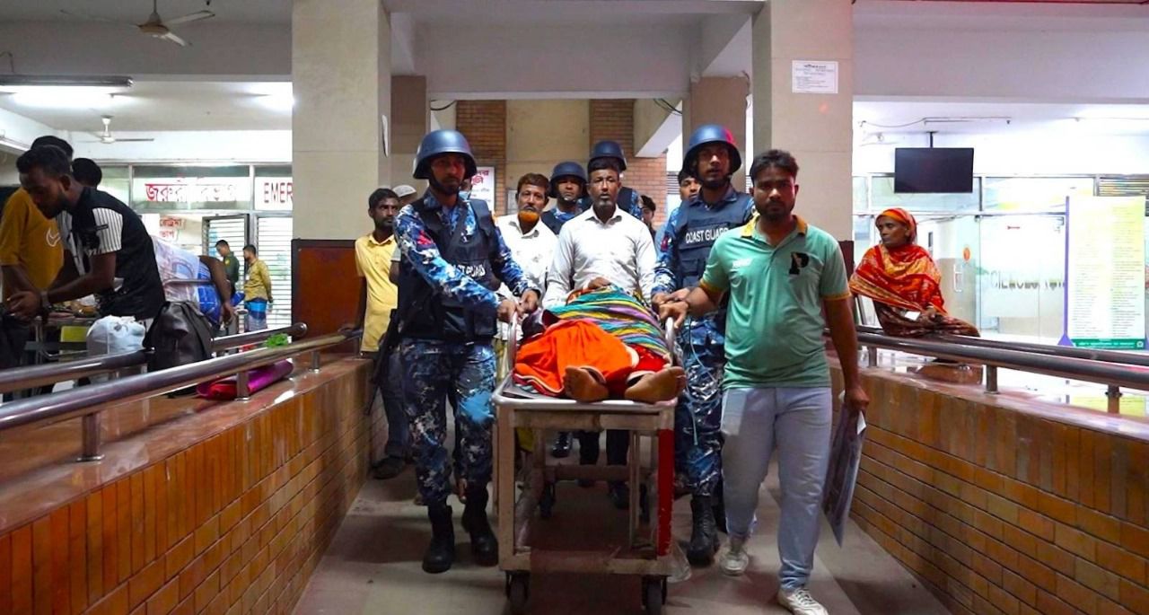 জরুরি সেবা নম্বর ১৬১১১ এ কল পেয়ে যাত্রীবাহী লঞ্চে গুরুতর অসুস্থ যাত্রীকে চিকিৎসা সেবা দিয়েছে কোস্ট গার্ড
