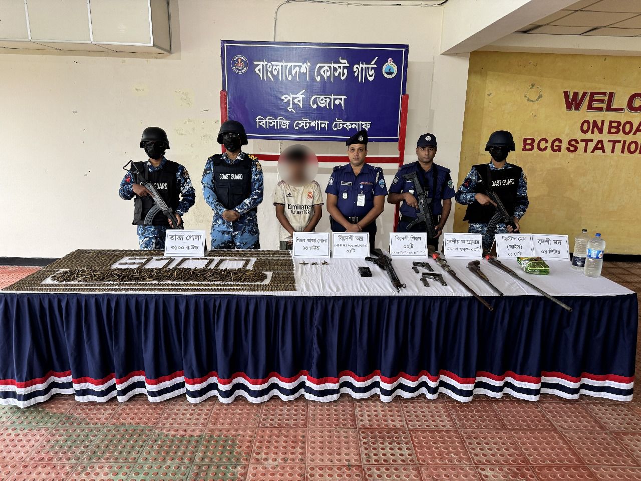 টেকনাফে কোস্ট গার্ড ও পুলিশের যৌথ অভিযানে বিপুল পরিমাণ দেশী-বিদেশি আগ্নেয়াস্ত্র, তাজা গোলা ও মাদক জব্দ এবং অপহরণকৃত ১ জন ব্যাক্তি উদ্ধার