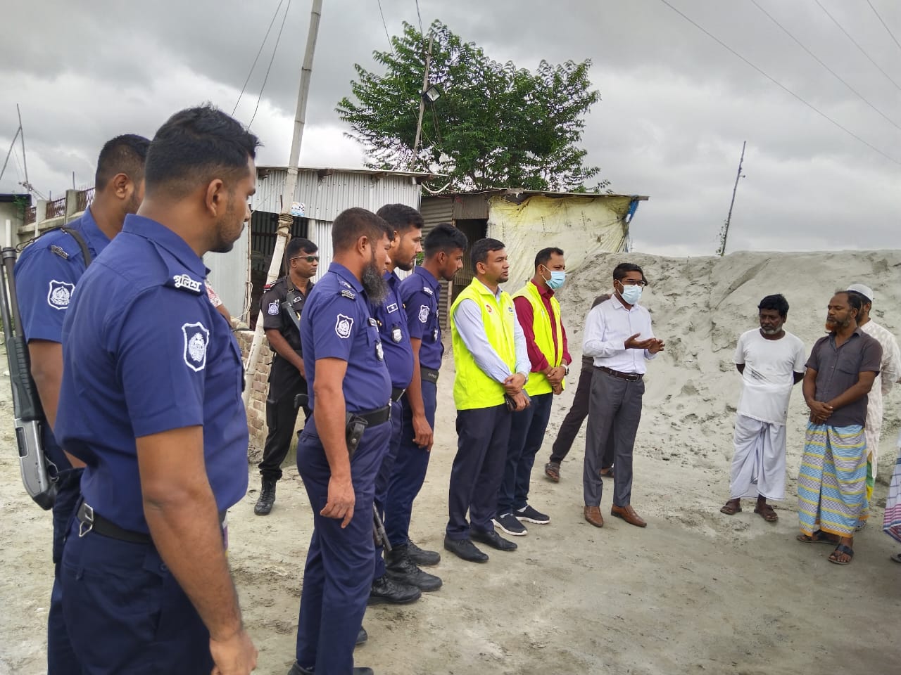 সাভারে ১১টি অবৈধ বালু বিক্রেতার বিরুদ্ধে পরিবেশ অধিদপ্তরের অভিযান: সাড়ে ৫ লক্ষ টাকা জরিমানা আদায়