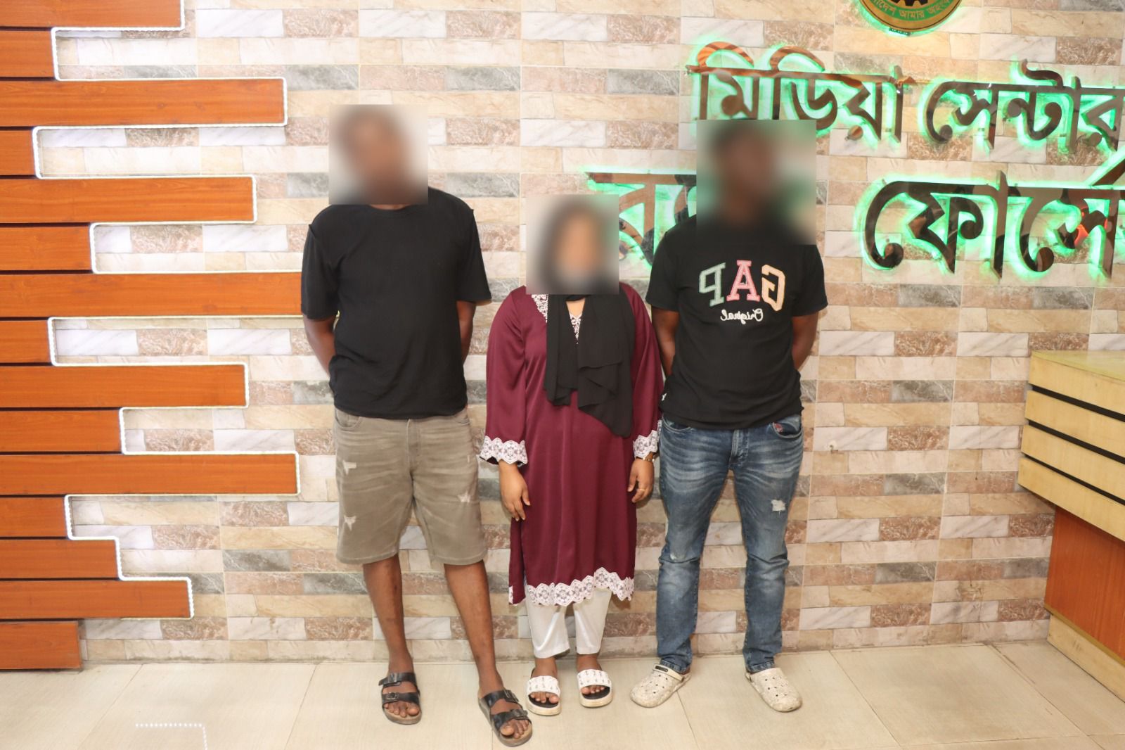 সোশ্যাল মিডিয়ায় লাভজনক বিনিয়োগের প্রলোভন দেখিয়ে প্রতারণা করে শতাধিক গ্রাহকের বিপুল পরিমান অর্থ আত্মসাৎ করার দায়ে দেশি ও বিদেশী (নাইজেরিয়ান) ৩ জনকে গ্রেফতার করেছে র‍্যাব