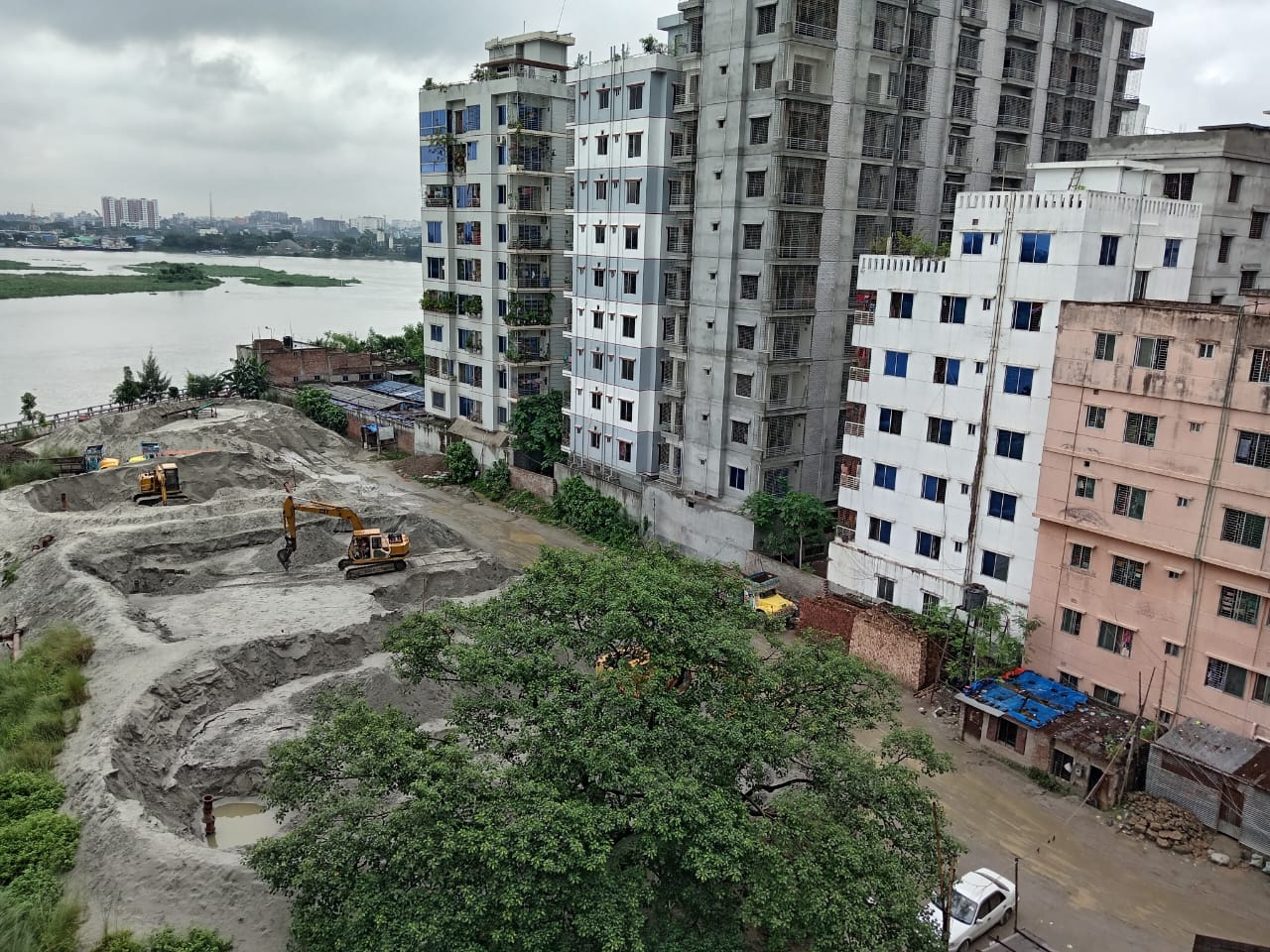 রাজধানীর মোহাম্মদপুরে ঢাকা উদ্যান; তুরাগ নদীর তীরে অবস্থিত মধ্যবিত্ত ও নিম্ন মধ্যবিত্তদের আবাসনের জন্য উপযুক্ত জায়গা। এখানে লাখো লোকের বসবাস