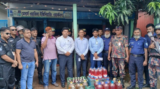 নারায়ণগঞ্জে অনুমোদনহীন তেল মজুত ও বিক্রির বিরুদ্ধে মোবাইল কোর্টের অভিযান: বিপুল পরিমাণ তেল জব্দ, জরিমানা আদায়