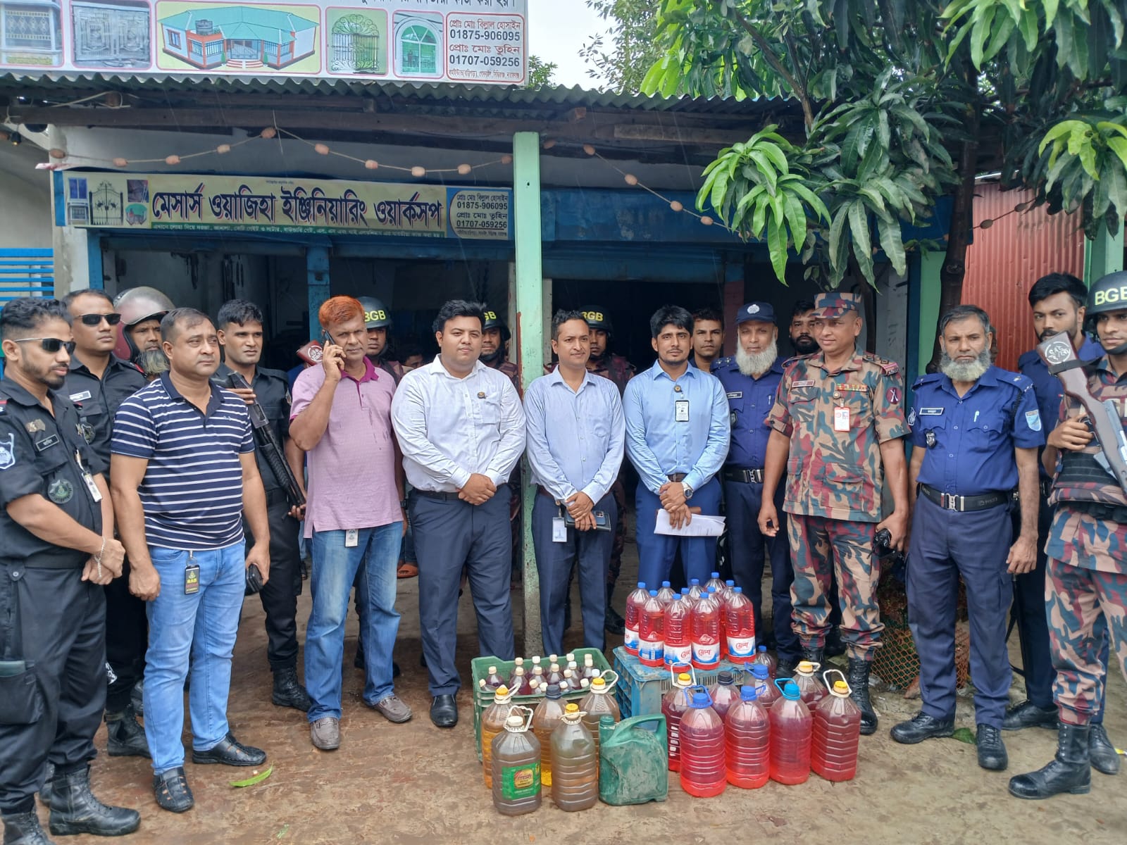নারায়ণগঞ্জে অনুমোদনহীন তেল মজুত ও বিক্রির বিরুদ্ধে মোবাইল কোর্টের অভিযান: বিপুল পরিমাণ তেল জব্দ, জরিমানা আদায়