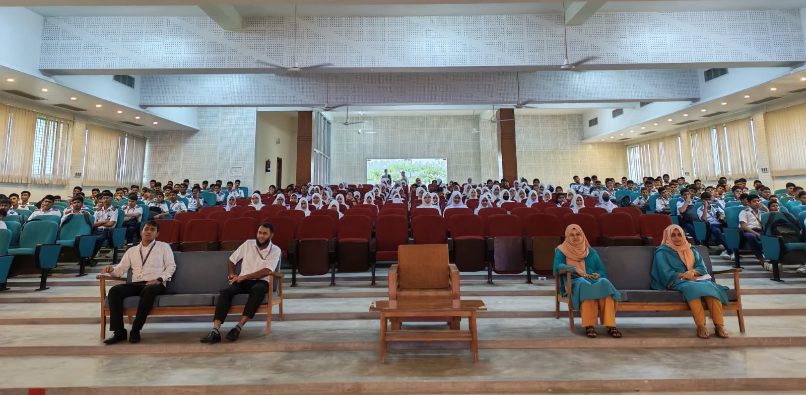 শহীদ লেফটেন্যান্ট তানজিম ক্যান্টনমেন্ট পাবলিক স্কুল ও কলেজ অডিটোরিয়ামে মাতা পিতার প্রতি দায়িত্ব ও কর্তব্য বিষয়ে একটি নৈতিকতার বিশেষ ক্লাস