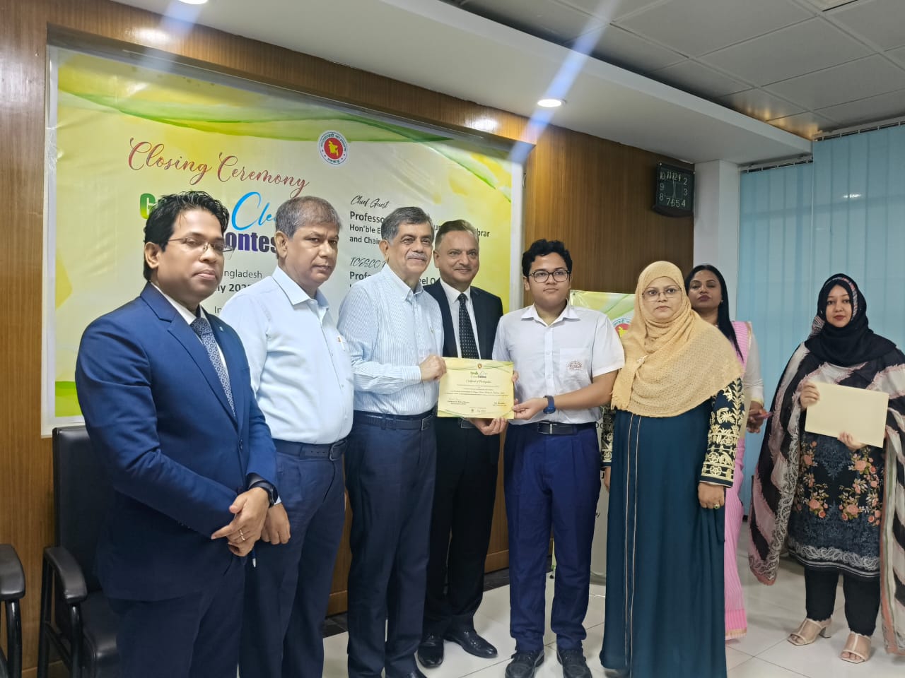 শিক্ষক, বাবা ও মাকে ফুল কিনে দিয়ে কৃতজ্ঞতা জানানোর জন্য ছাত্রছাত্রীদের অনুরোধ করেছেন – শিক্ষা উপদেষ্টা