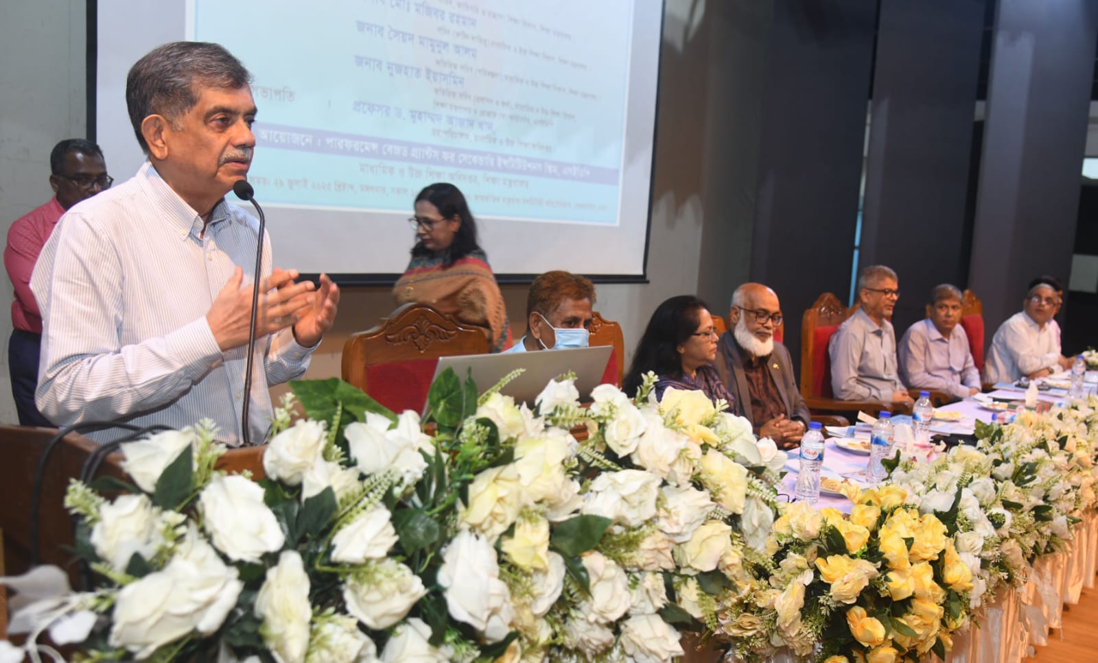 শিক্ষক, বাবা ও মাকে ফুল কিনে দিয়ে কৃতজ্ঞতা জানানোর জন্য ছাত্রছাত্রীদের অনুরোধ করেছেন – শিক্ষা উপদেষ্টা