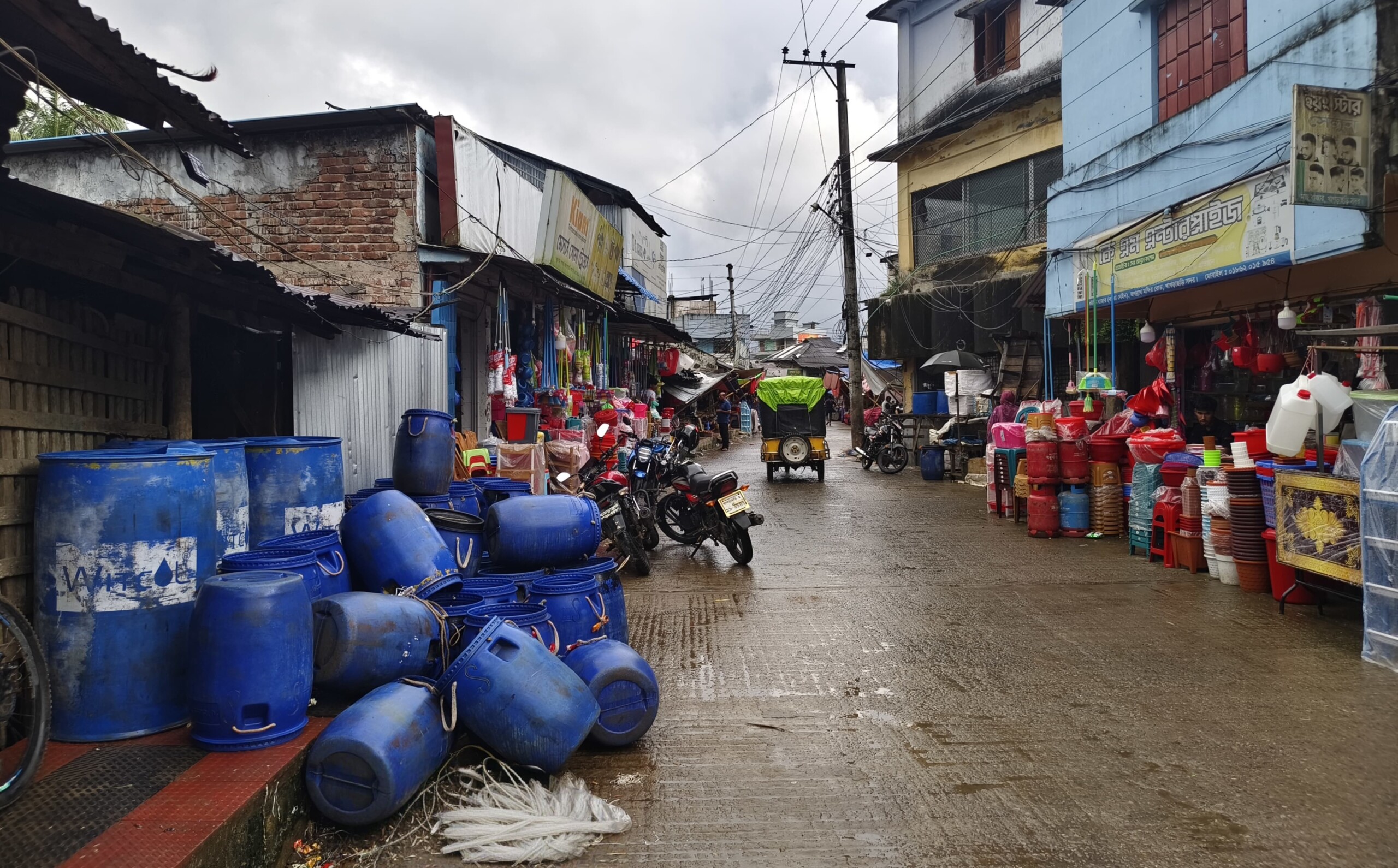 খাগড়াছড়িতে ফুটপাত ব্যবসায়ীদের দখলে , ভোগান্তিতে পথচারী