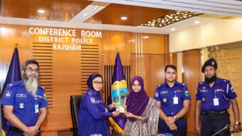 রাজশাহী জেলা পুলিশের মানবিক উদ্যোগ: ফোন ও বিকাশের টাকা ফেরত