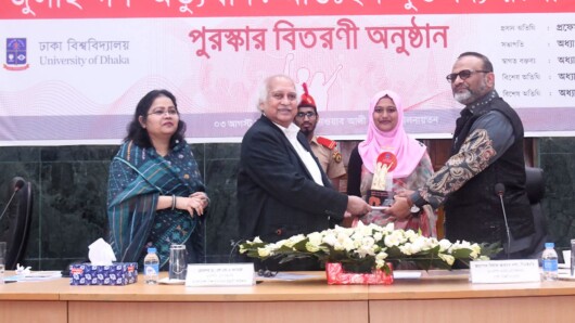 ঢাকা বিশ্ববিদ্যালয়ে জুলাই গণ-অভ্যুত্থানের ওপর রচনা লিখে পুরস্কার পেলেন ৬ শিক্ষার্থী